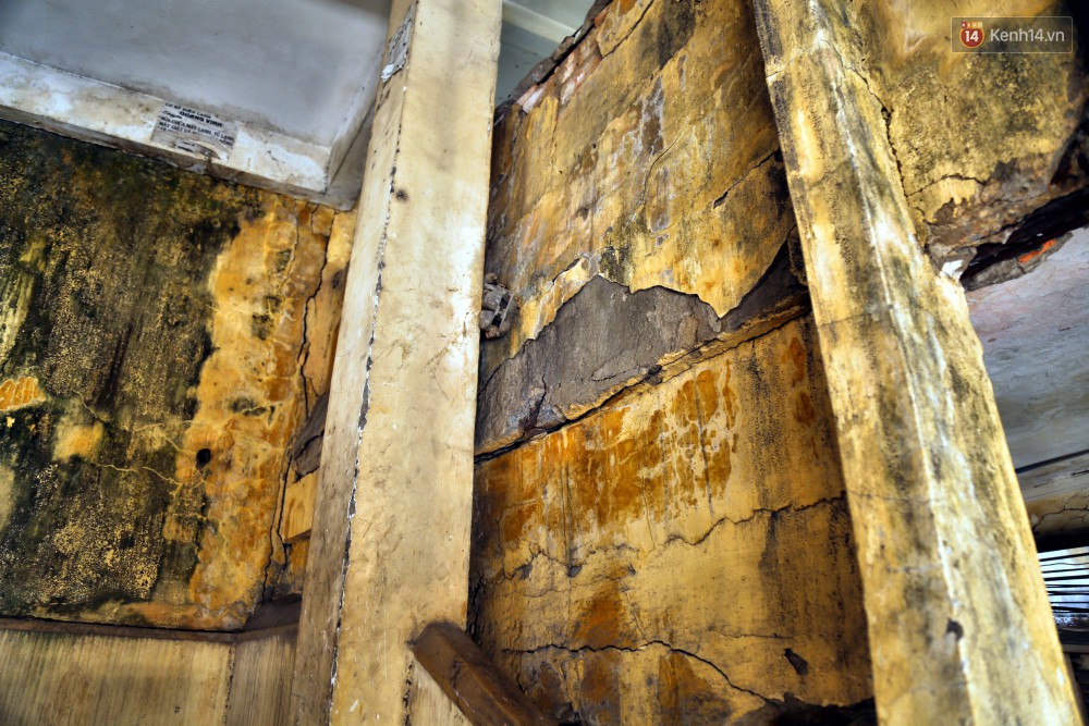 Bên trong chung cư ở Sài Gòn như răng rụng khiến người dân lo lắng vì nguy cơ đổ sập