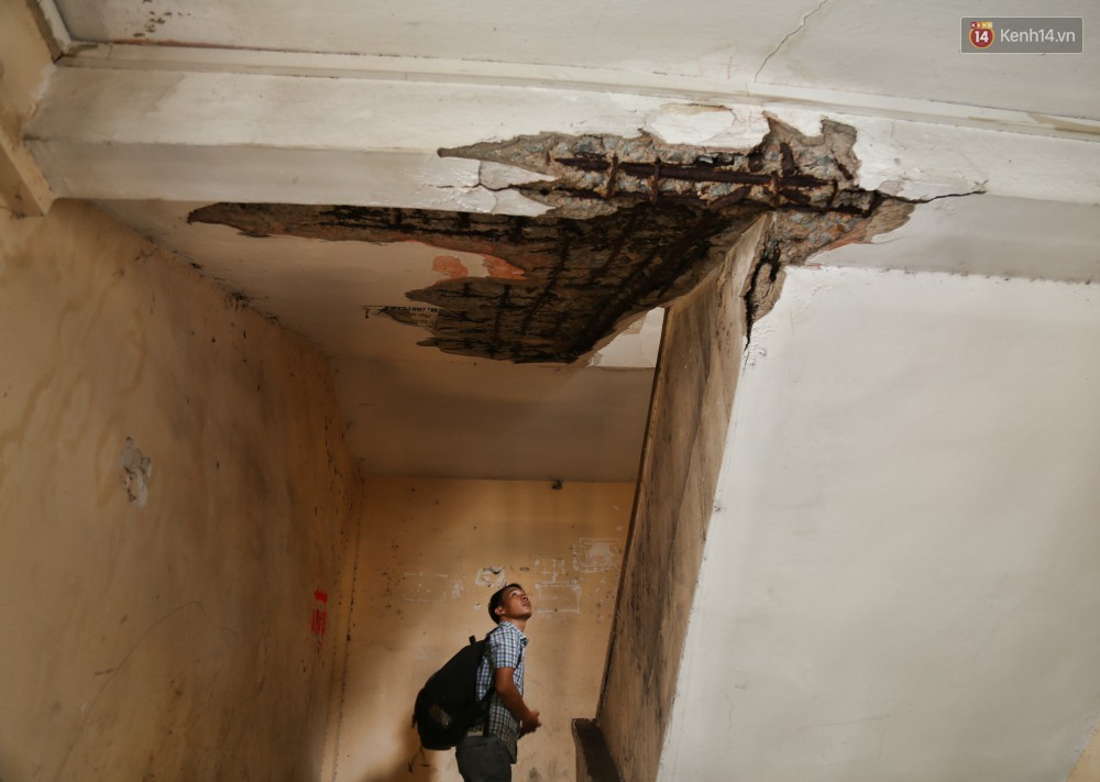 Bên trong chung cư ở Sài Gòn như răng rụng khiến người dân lo lắng vì nguy cơ đổ sập