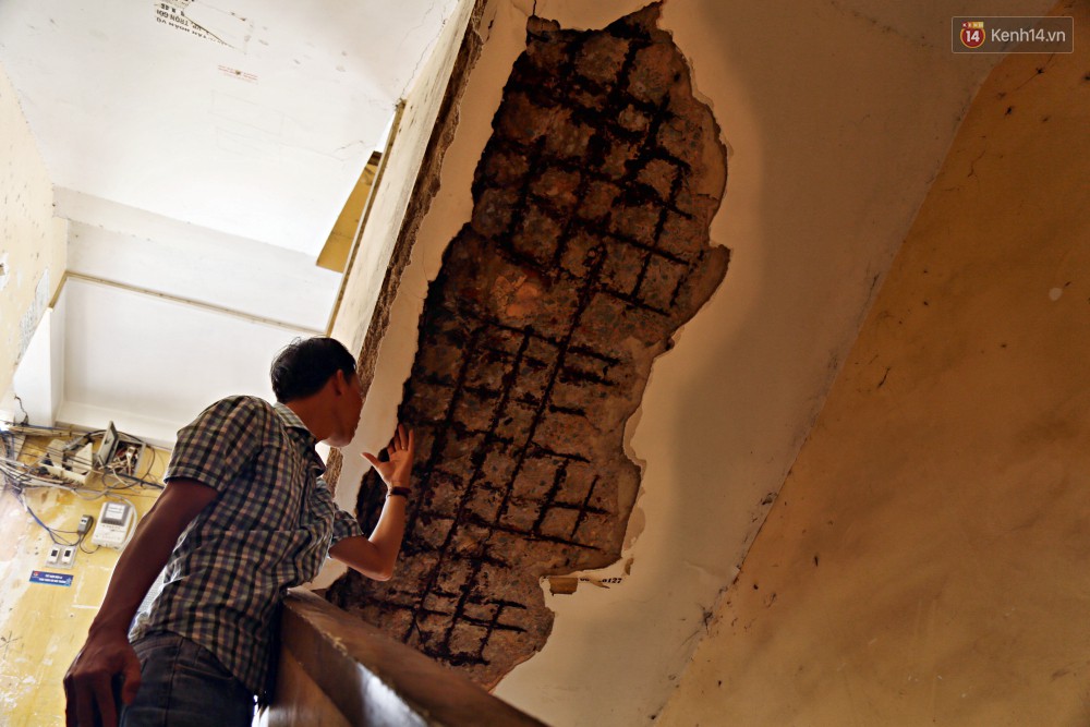 Bên trong chung cư ở Sài Gòn như răng rụng khiến người dân lo lắng vì nguy cơ đổ sập