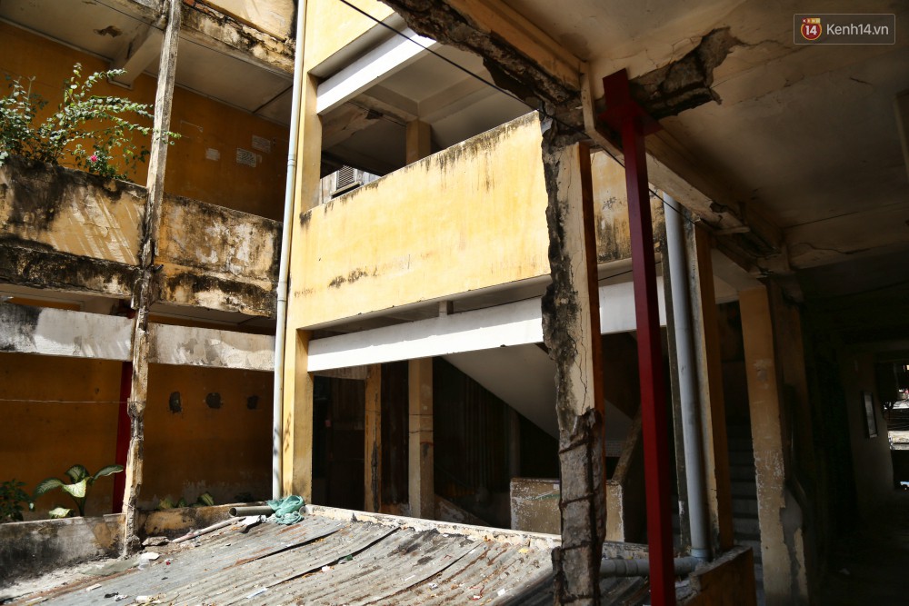 Bên trong chung cư ở Sài Gòn như răng rụng khiến người dân lo lắng vì nguy cơ đổ sập