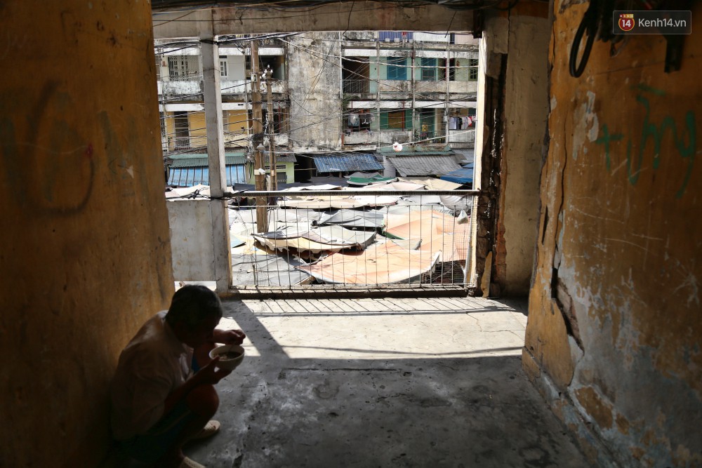 Bên trong chung cư ở Sài Gòn như răng rụng khiến người dân lo lắng vì nguy cơ đổ sập