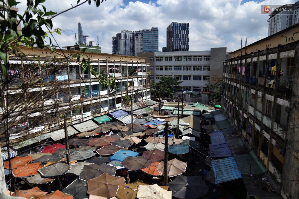 Bên trong chung cư ở Sài Gòn như răng rụng khiến người dân lo lắng vì nguy cơ đổ sập