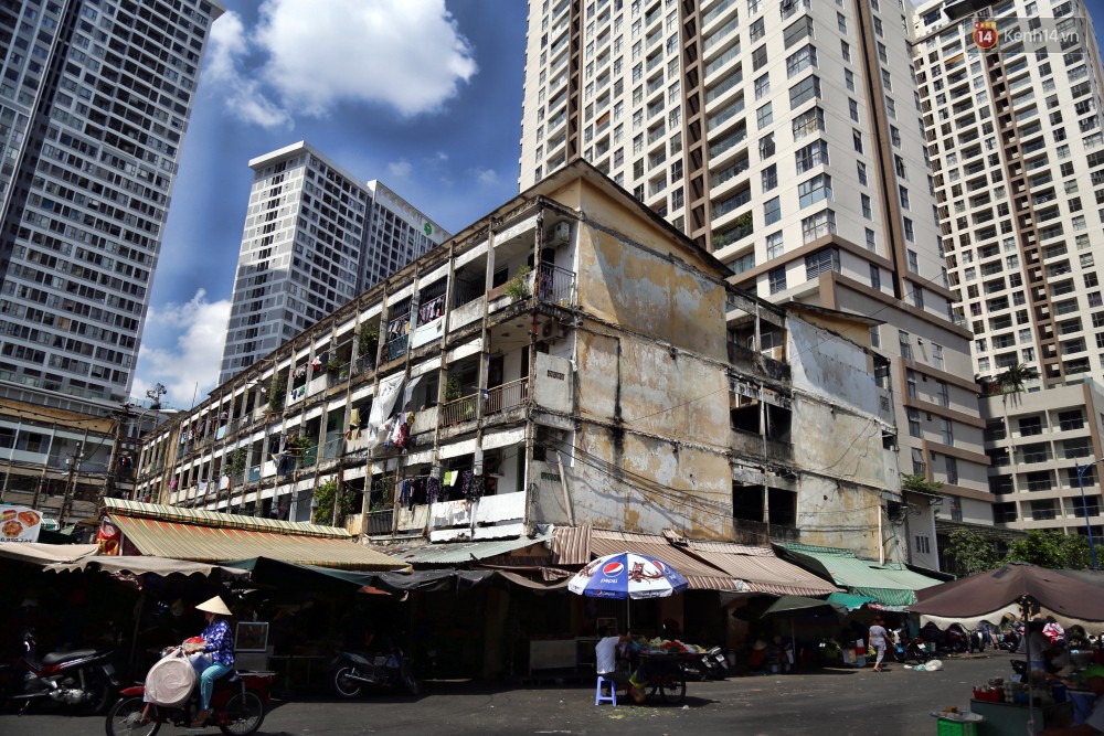 Bên trong chung cư ở Sài Gòn như răng rụng khiến người dân lo lắng vì nguy cơ đổ sập