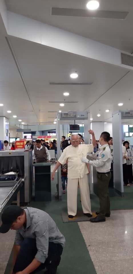 Cụ ông 92 tuổi bao vợ cùng 16 người con đi Đà Lạt - Nha Trang, các cháu chỉ được ở nhà hóng ảnh