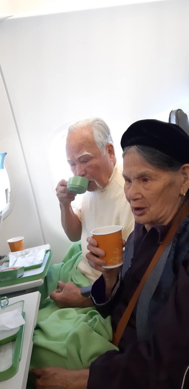Cụ ông 92 tuổi bao vợ cùng 16 người con đi Đà Lạt - Nha Trang, các cháu chỉ được ở nhà hóng ảnh