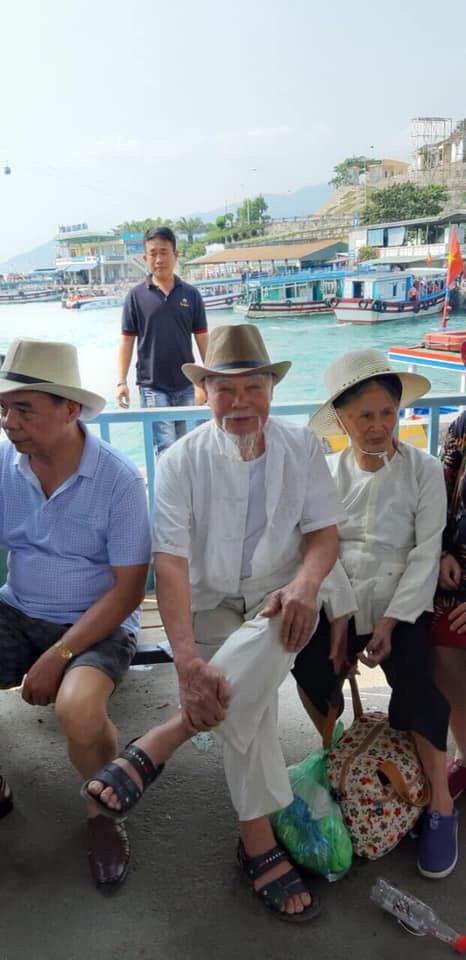 Cụ ông 92 tuổi bao vợ cùng 16 người con đi Đà Lạt - Nha Trang, các cháu chỉ được ở nhà hóng ảnh