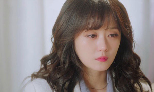 Ngày cưới, mẹ chồng bắt con dâu xách đồ đi vào từ cổng sau vì chửa trước và lời đáp của nàng dâu khiến bà nín lặng cúi mặt