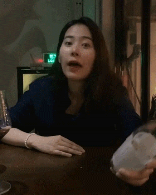 Nam Em lấy chai đập lên đầu, chứng minh mình là cô gái gây mệt mỏi nhất showbiz Việt