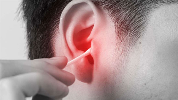 Lên cơn co giật vì ngoáy tai bằng tăm bông