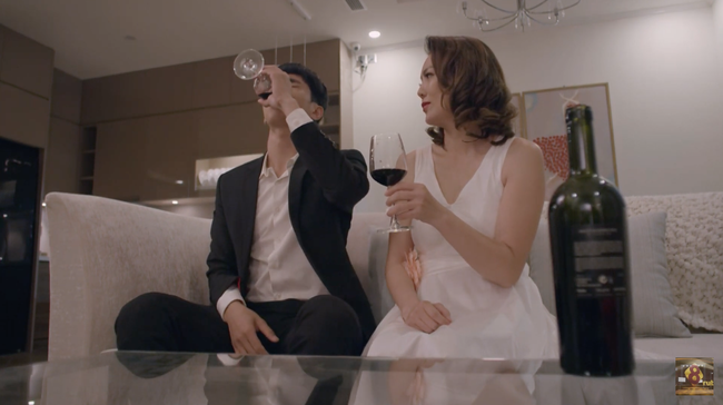 Những cô gái trong thành phố: Tùng nâng niu chiếc áo được quý bà tặng, Mai dẫn người mua con về thăm quê