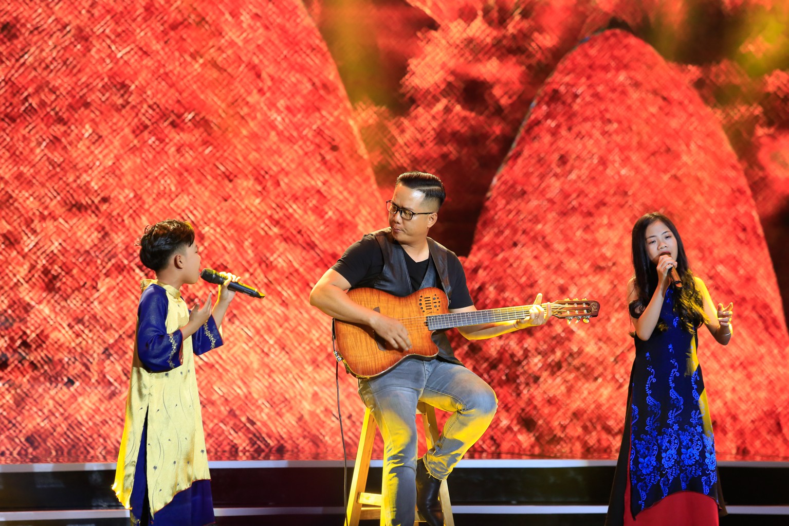 Ôi quê tôi - tác phẩm đi cùng năm tháng sống lại ở Tuyệt đỉnh song ca nhí đầy thuyết phục