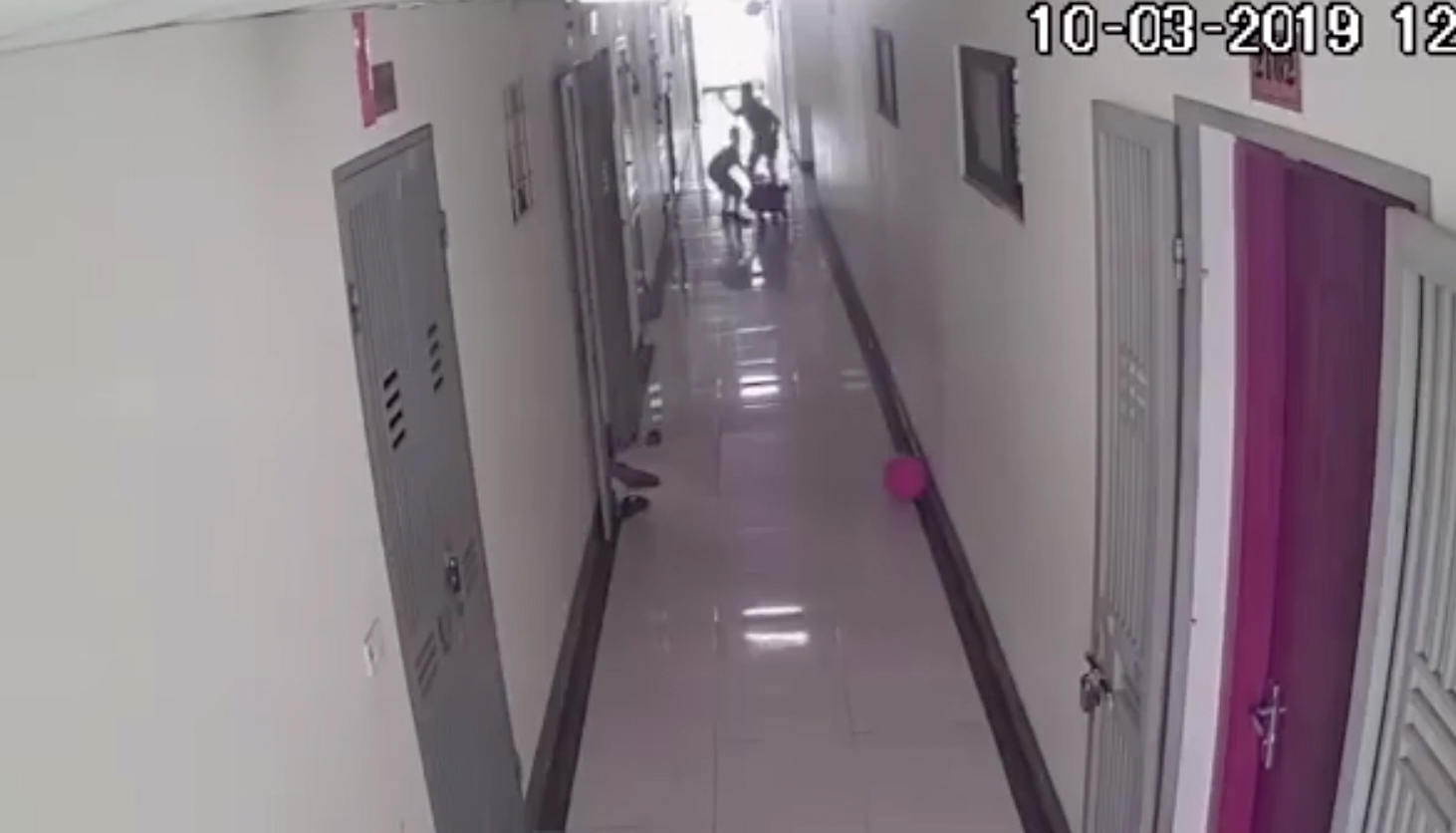 Clip: Chơi xe lắc trong hành lang chung cư vào giữa trưa, 2 bé trai bị người hàng xóm tầng dưới tung cú tát trời giáng