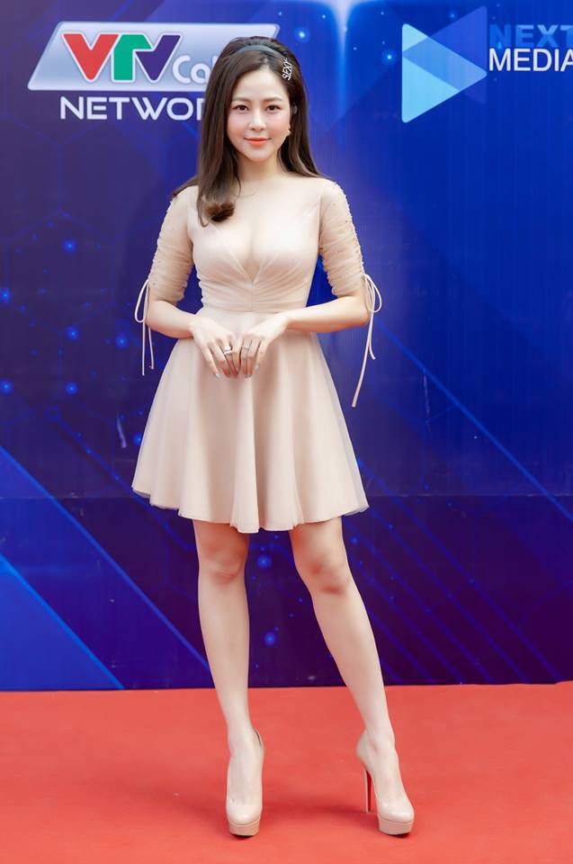 Hot girl Trâm Anh ngày càng trở nên táo bạo, khoe hình thể tối đa