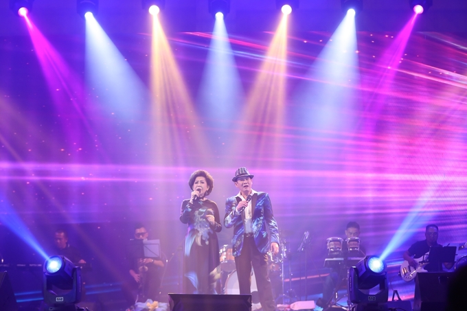 Gần 3.000 khán giả Sài Gòn nghe Tuấn Vũ hát đến 0h