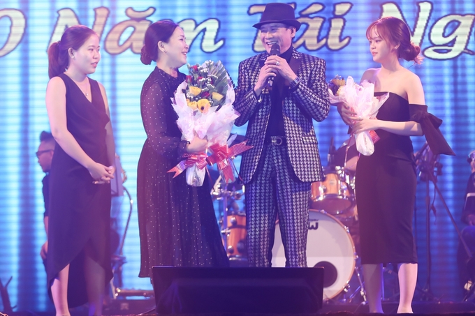 Gần 3.000 khán giả Sài Gòn nghe Tuấn Vũ hát đến 0h