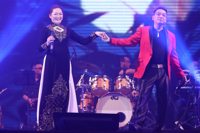 Gần 3.000 khán giả Sài Gòn nghe Tuấn Vũ hát đến 0h