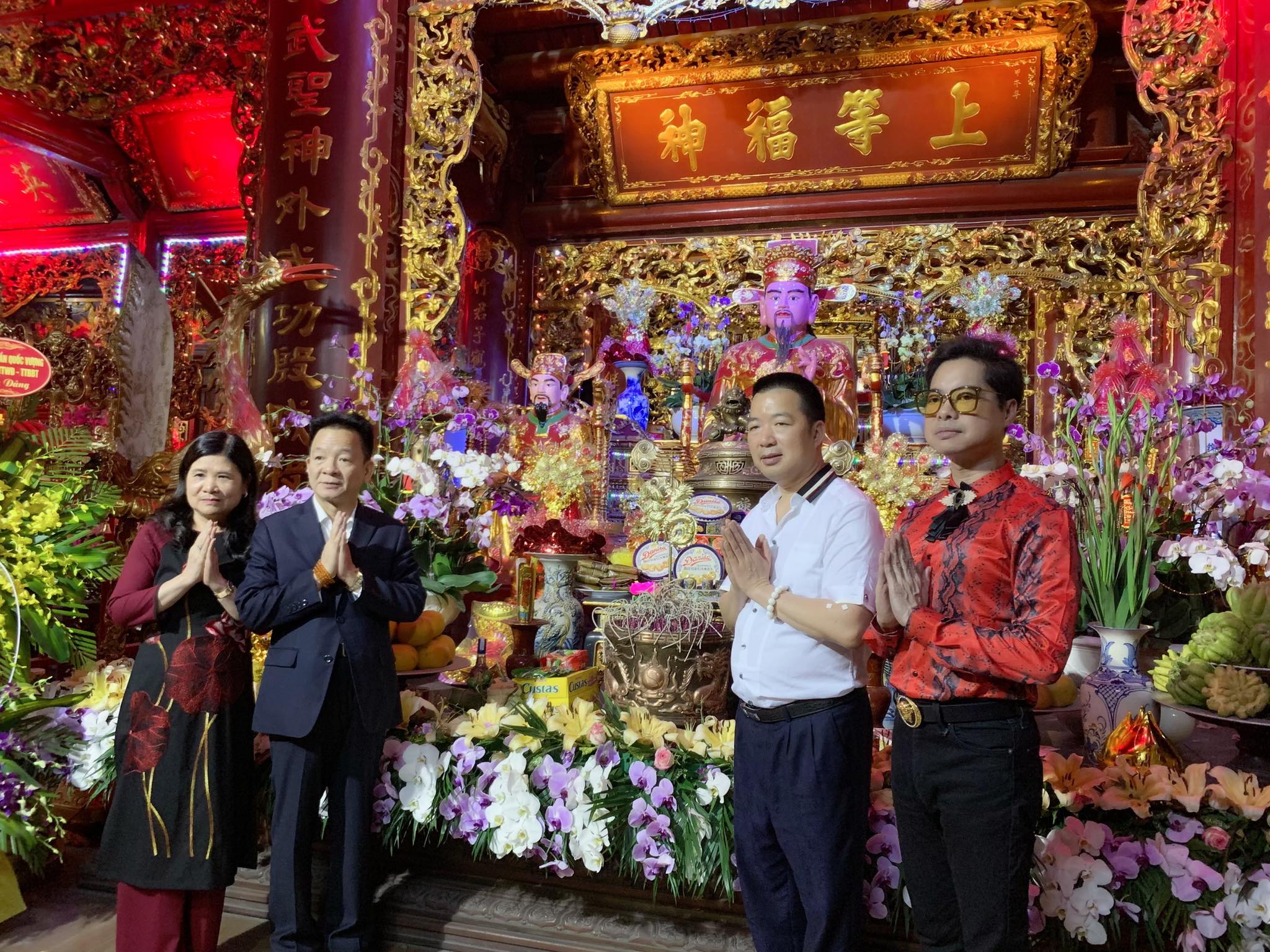 Bầu Hiển mời ông hoàng nhạc sến Ngọc Sơn đến hát tặng mẹ