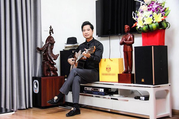 Bầu Hiển mời ông hoàng nhạc sến Ngọc Sơn đến hát tặng mẹ