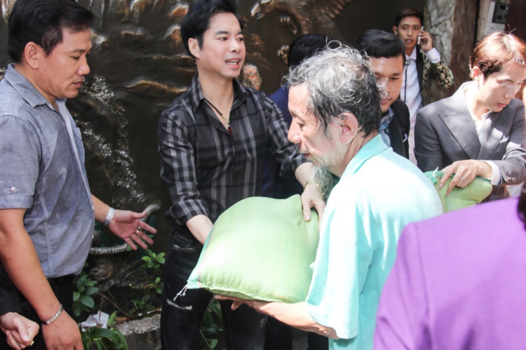 Bầu Hiển mời ông hoàng nhạc sến Ngọc Sơn đến hát tặng mẹ