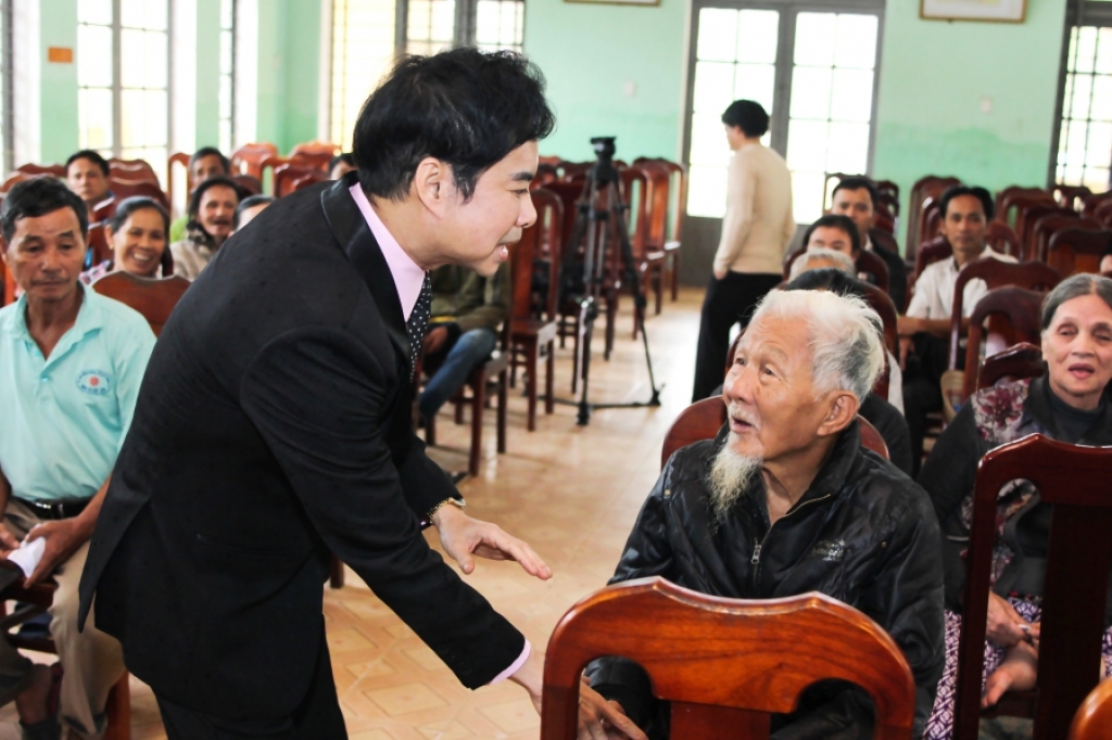 Bầu Hiển mời ông hoàng nhạc sến Ngọc Sơn đến hát tặng mẹ