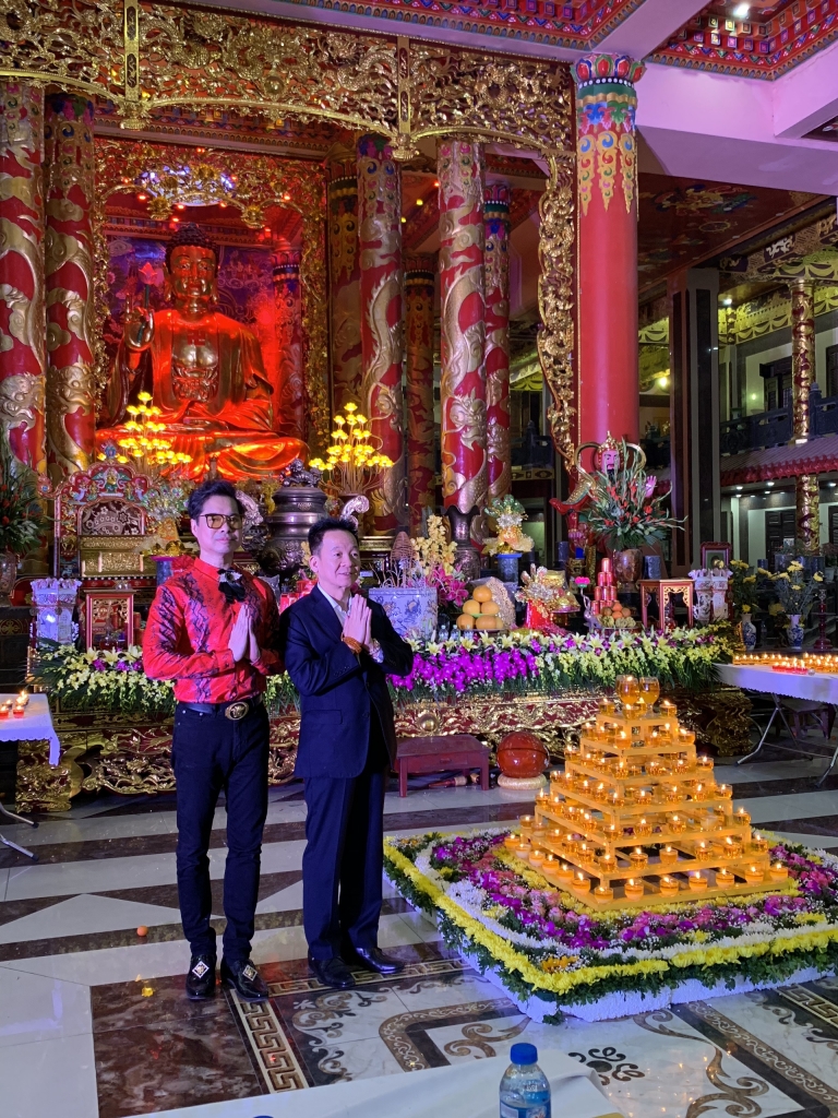 Bầu Hiển mời ông hoàng nhạc sến Ngọc Sơn đến hát tặng mẹ