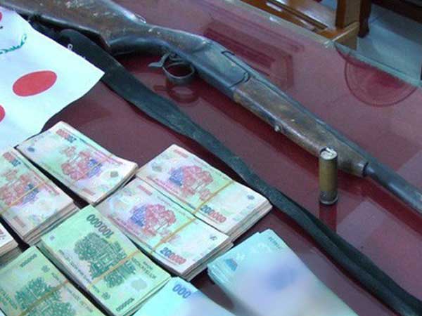 Khởi tố vụ đánh bạc hơn 1 tỉ đồng, có cả súng với đạn đã lên nòng