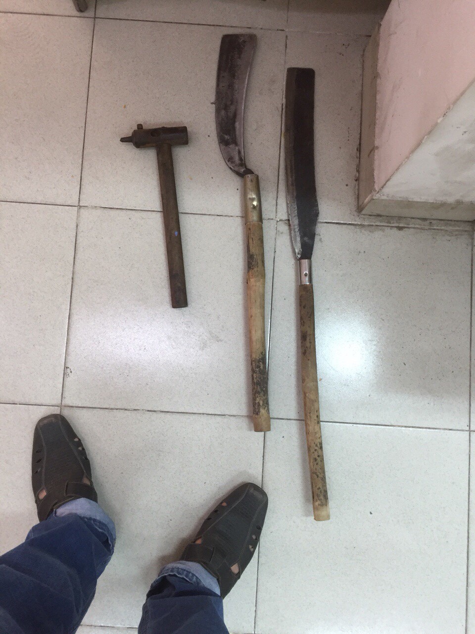 Nghịch tử chém chết cả nhà luôn trong tình trạng kích động, la hét sau nhiều giờ bị bắt giữ