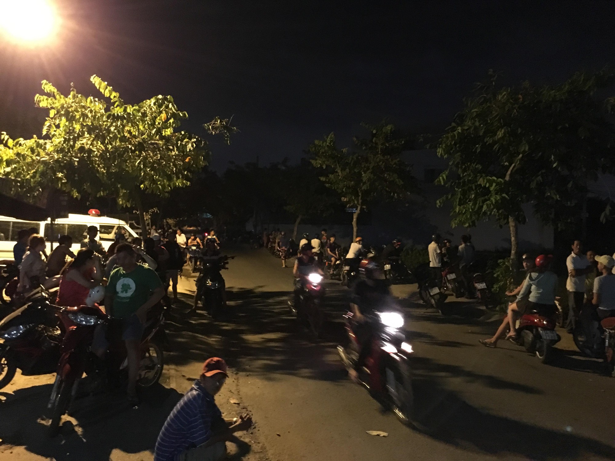 Nghịch tử chém chết cả nhà luôn trong tình trạng kích động, la hét sau nhiều giờ bị bắt giữ