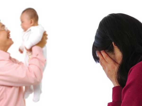 Bất ngờ vỡ ối, tôi hốt hoảng gọi cho chồng để rồi lặng người nghe âm thanh tế nhị trong điện thoại