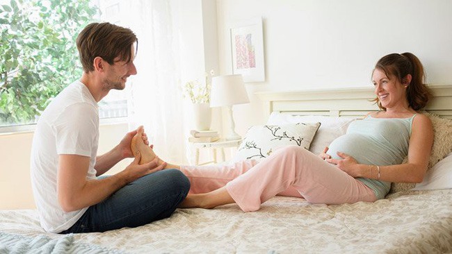 Bất ngờ vỡ ối, tôi hốt hoảng gọi cho chồng để rồi lặng người nghe âm thanh tế nhị trong điện thoại