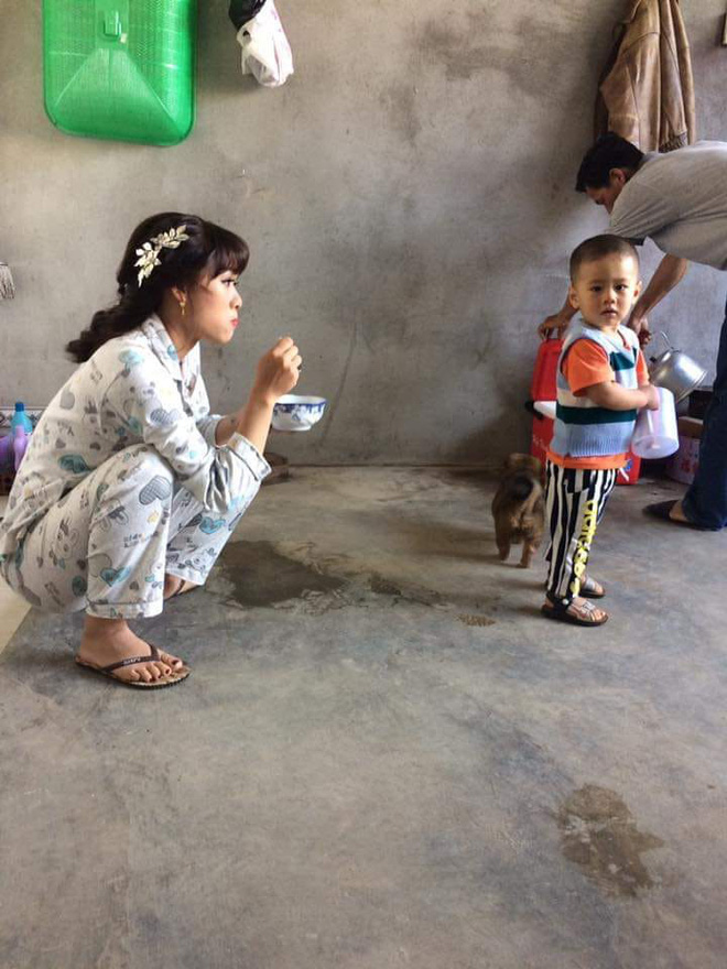 Hình ảnh cô dâu vừa trang điểm xong tranh thủ xúc cơm cho con ăn trước khi mặc váy cưới gây xôn xao