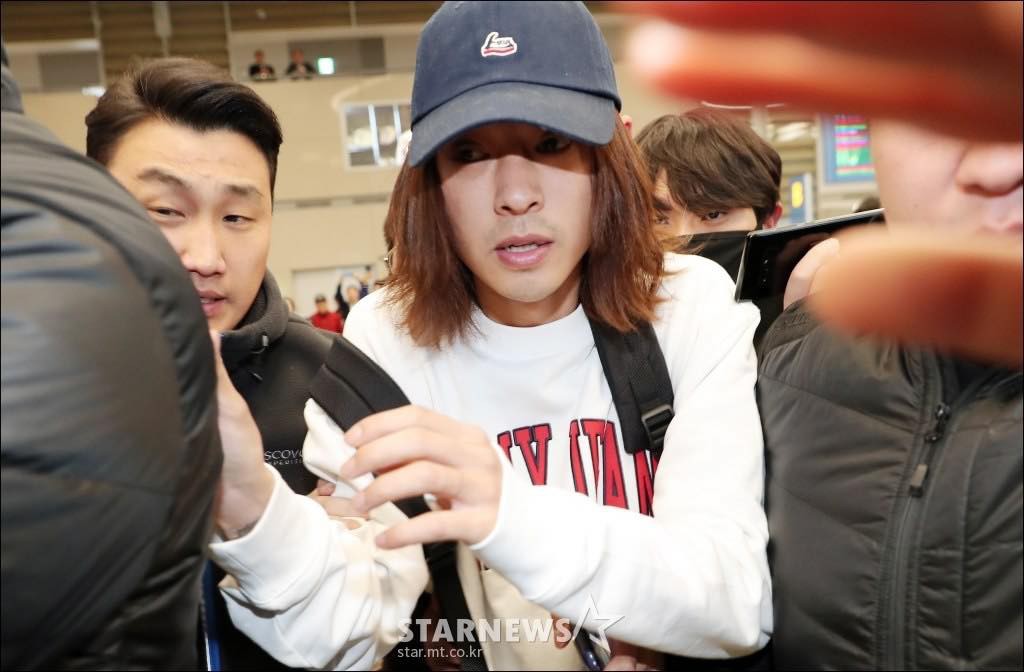 Khung cảnh hỗn loạn Jung Joon Young bị phóng viên bao vây khi về nước: Nhìn là biết dư luận Hàn Quốc phẫn nộ cỡ nào!