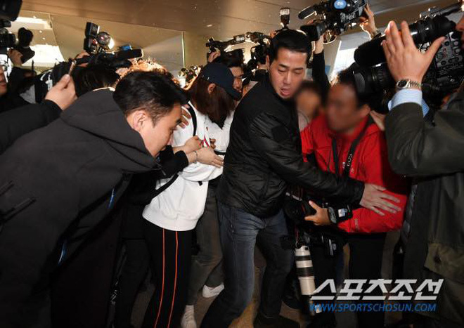 Khung cảnh hỗn loạn Jung Joon Young bị phóng viên bao vây khi về nước: Nhìn là biết dư luận Hàn Quốc phẫn nộ cỡ nào!