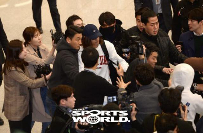Khung cảnh hỗn loạn Jung Joon Young bị phóng viên bao vây khi về nước: Nhìn là biết dư luận Hàn Quốc phẫn nộ cỡ nào!