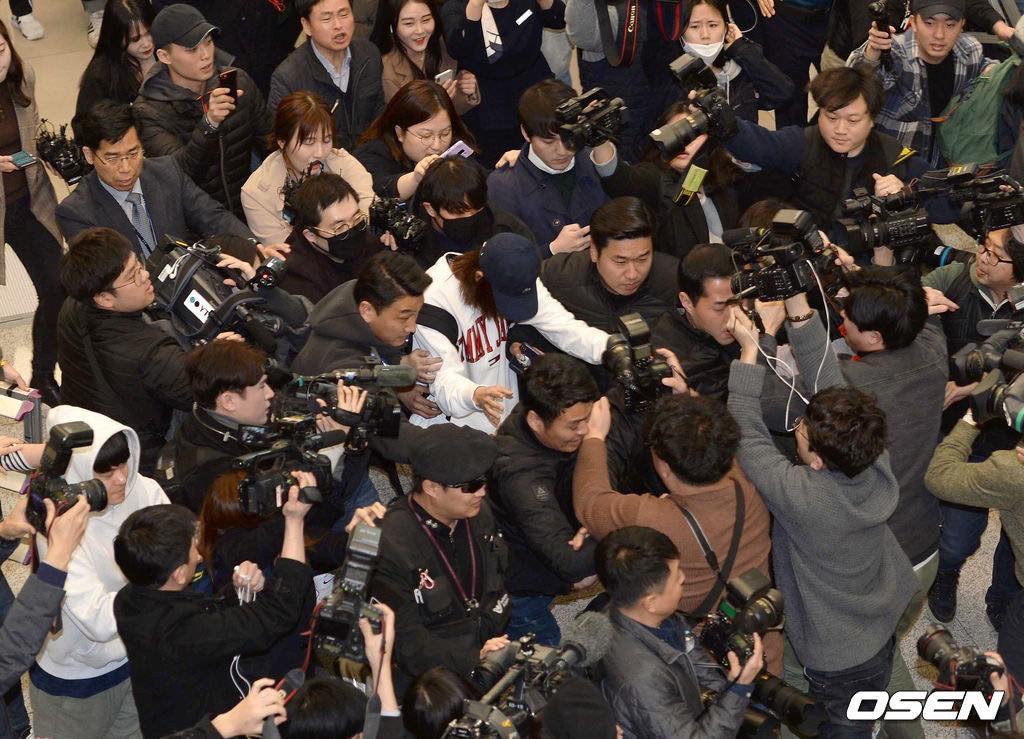 Khung cảnh hỗn loạn Jung Joon Young bị phóng viên bao vây khi về nước: Nhìn là biết dư luận Hàn Quốc phẫn nộ cỡ nào!