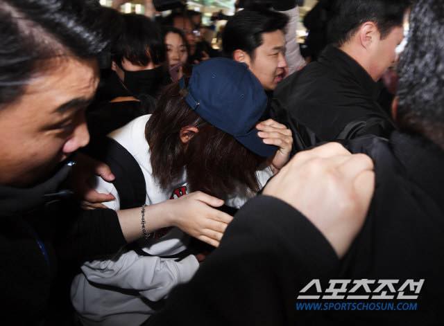 Khung cảnh hỗn loạn Jung Joon Young bị phóng viên bao vây khi về nước: Nhìn là biết dư luận Hàn Quốc phẫn nộ cỡ nào!