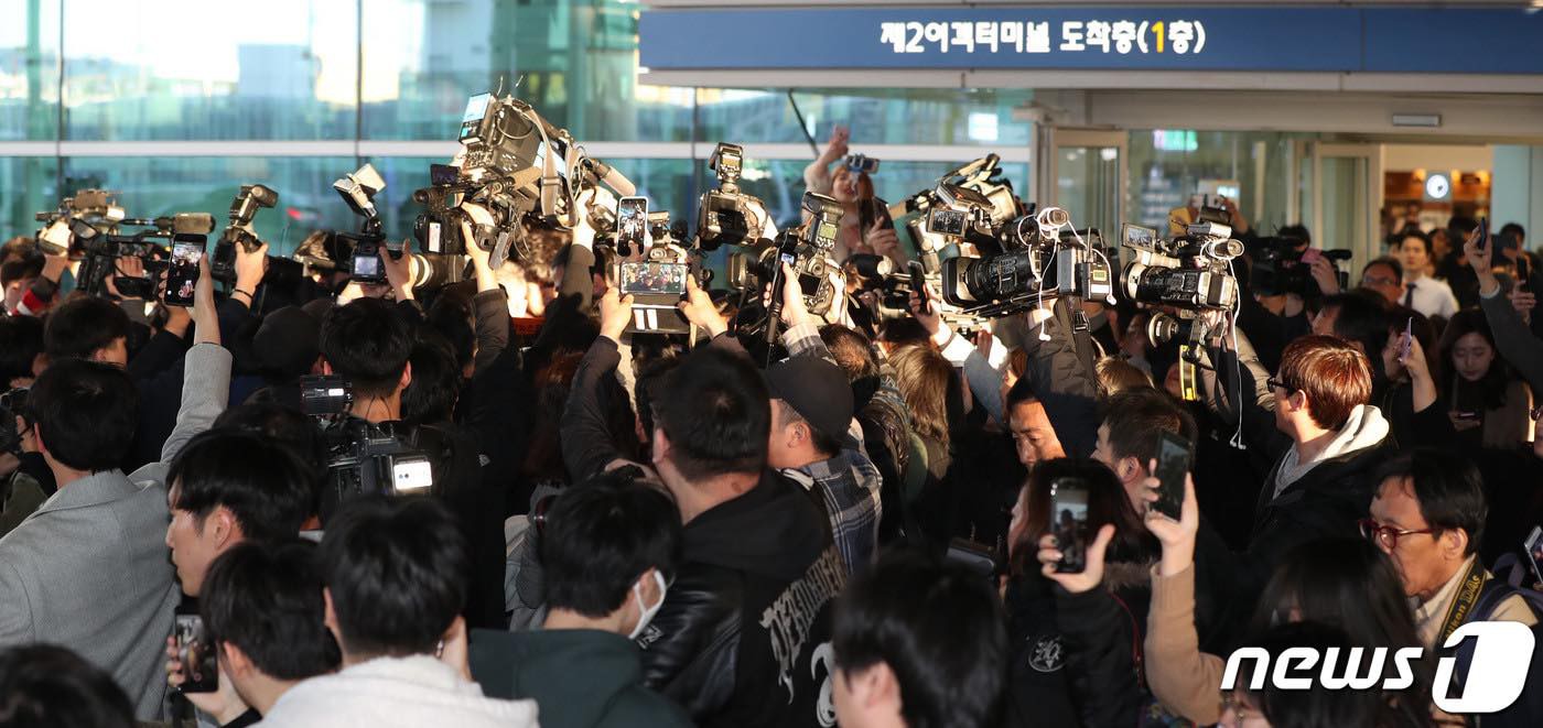 Khung cảnh hỗn loạn Jung Joon Young bị phóng viên bao vây khi về nước: Nhìn là biết dư luận Hàn Quốc phẫn nộ cỡ nào!