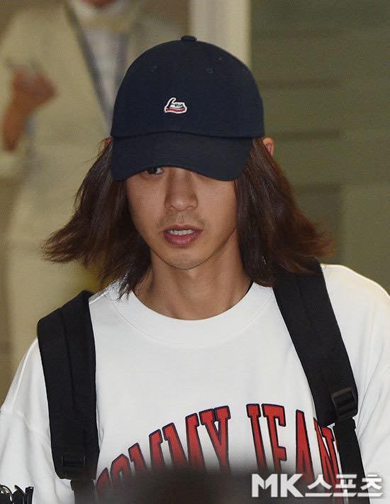 Khung cảnh hỗn loạn Jung Joon Young bị phóng viên bao vây khi về nước: Nhìn là biết dư luận Hàn Quốc phẫn nộ cỡ nào!