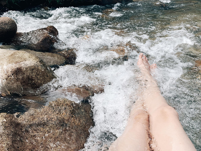 Lan Khuê lại gây hoang mang khi xuất hiện với vòng eo con kiến giữa nghi vấn mang thai