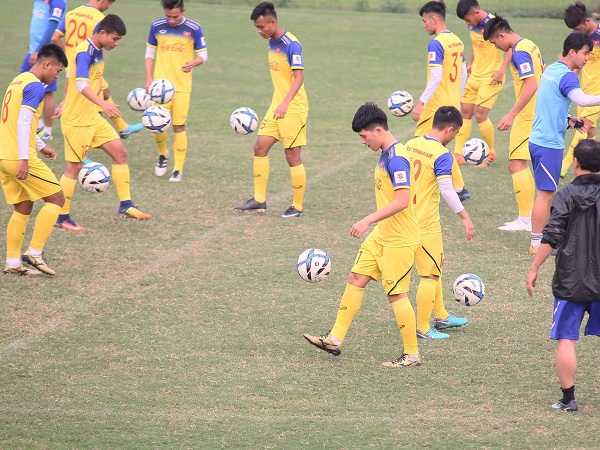 U23 Việt Nam rèn kĩ năng đánh đầu và những biểu cảm hài hước đầy đáng yêu của Đình Trọng