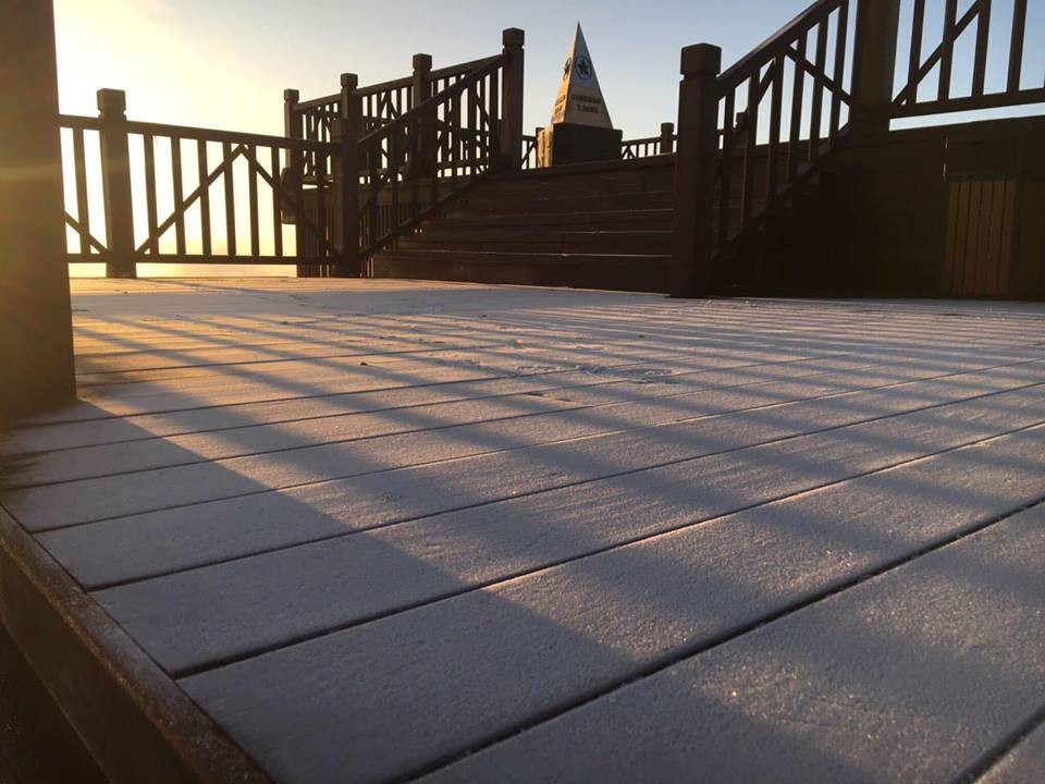 Trong khi Hà Nội nóng như mùa hè, Fansipan lại xuất hiện băng giá