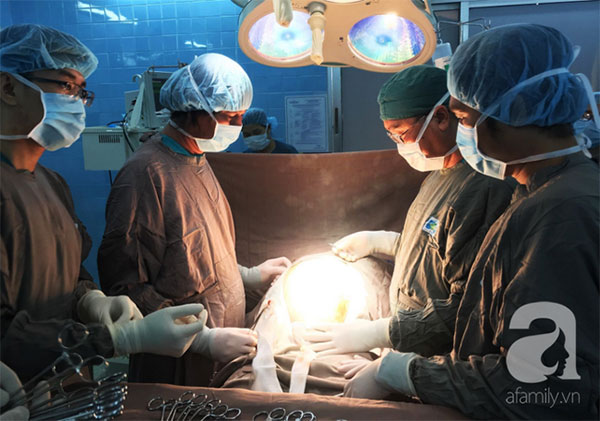 Mới 25 tuổi nhưng đã mang u buồng trứng 25kg: Cảnh báo chị em thấy bụng to ra, tiêu tiểu bất thường đừng chủ quan