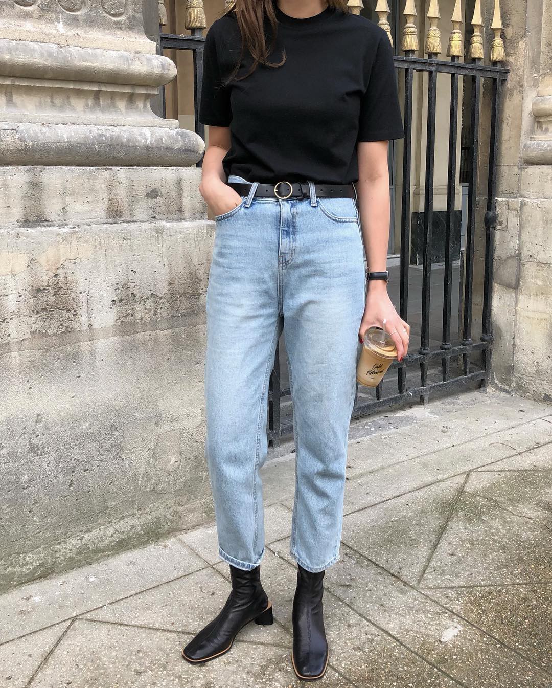 Mặc quần jeans đến công sở: Bạn không nên nhắm mắt diện bừa mà hãy tham khảo 3 tips sau