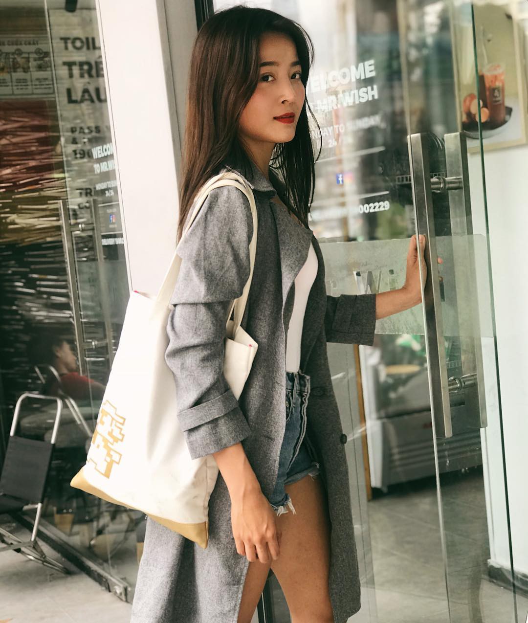 Không ngờ cô bạn thân giật người yêu cũng sở hữu sắc vóc vạn người mê đến Hương Giang cũng phải dè chừng