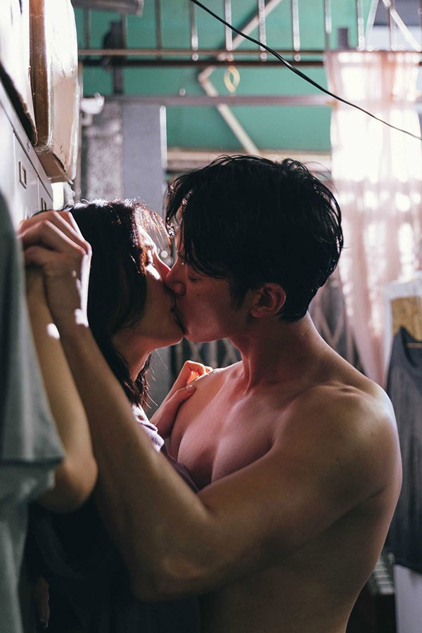 Sốc với hàng loạt cảnh quay nhạy cảm trong phim về phụ nữ ngoại tình của Thái Trác Nghiên Sốc với hàng loạt cảnh quay nhạy cảm trong phim về phụ nữ ngoại tình của Thái Trác Nghiên