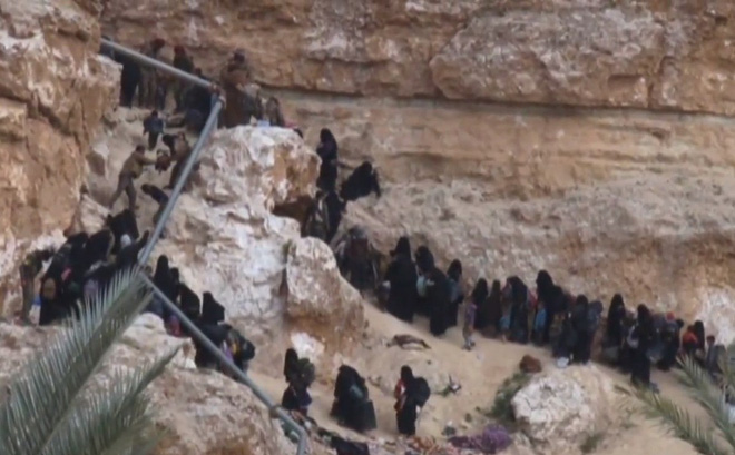 Trên 3.000 tay súng IS và người thân lũ lượt kéo từ hang núi ra hàng