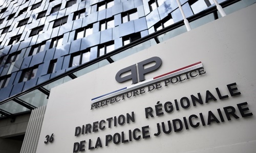 Thi xem ai rút súng trước, nữ cảnh sát Pháp bị đồng nghiệp bắn vào đầu