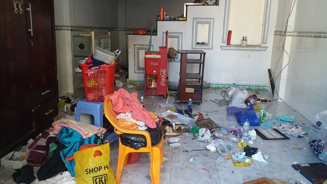 Nhân viên bảo dưỡng điều hòa khóc thét khi đến nhà khách mà tưởng sa nhầm bãi rác, nhìn lọc gió điều hòa mà suýt ngất