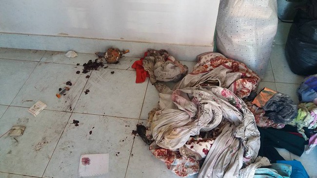 Nhân viên bảo dưỡng điều hòa khóc thét khi đến nhà khách mà tưởng sa nhầm bãi rác, nhìn lọc gió điều hòa mà suýt ngất