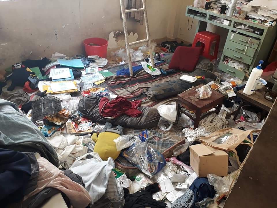 Nhân viên bảo dưỡng điều hòa khóc thét khi đến nhà khách mà tưởng sa nhầm bãi rác, nhìn lọc gió điều hòa mà suýt ngất